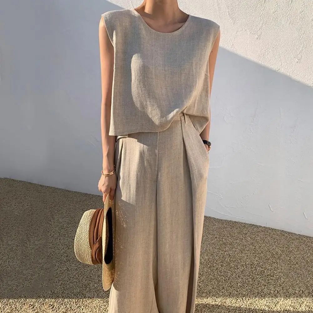 Женский костюм-двойка из жилета и брюк с круглым вырезом