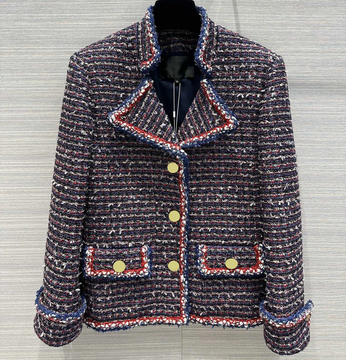 

Женское твидовое пальто с золотыми пуговицами и воротником-стойкой