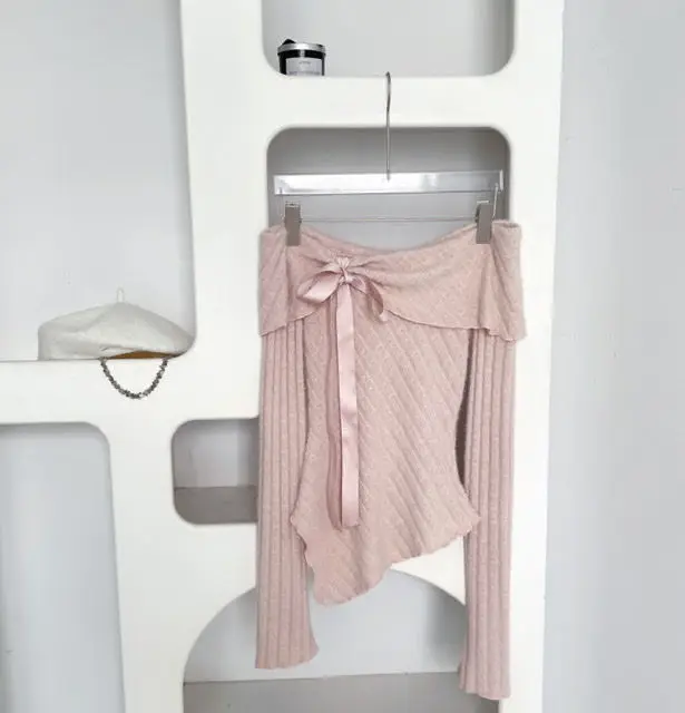 Вязаный однотонный свитер с воротником-стойкой и длинными рукавами