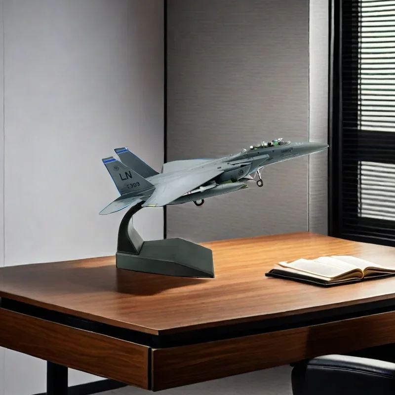 Модель самолета F-15E Strike Eagle 1/100