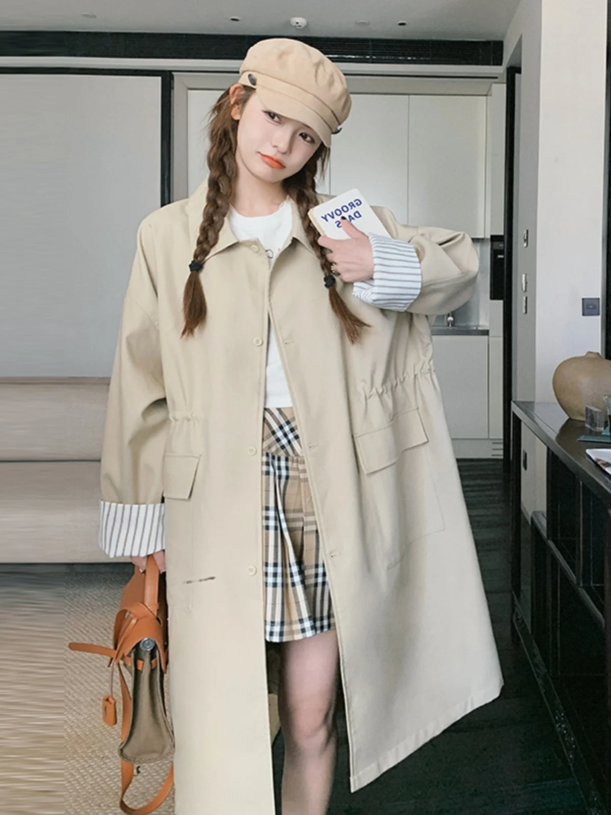 Популярный в этом году плащ цвета хаки. Верхняя одежда для женщин средней длины.