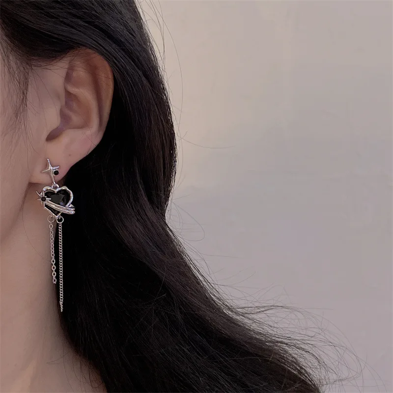 Серьги-гвоздики с черным Цирконом в форме сердца и четырех острых звезд для