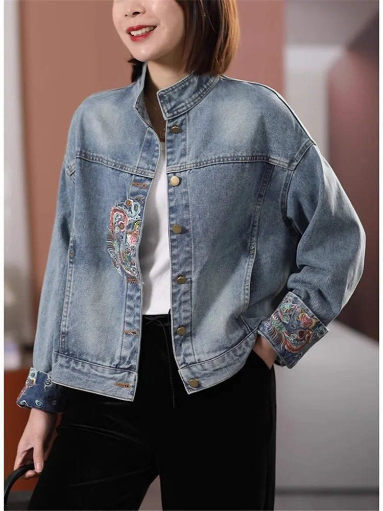 Женская джинсовая куртка с вышивкой и графическим принтом синяя в Корейском