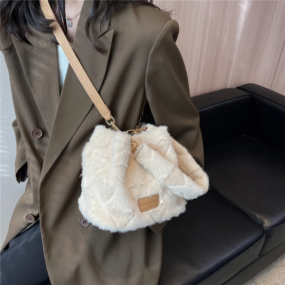 Фото Меховая сумка-мешок Hifashion из искусственного меха, сумки через плечо с верхней ручкой для женщин, зимний тренд 2022 года, дизайнерская пушистая Сумка-тоут, маленькие женские сумки №3