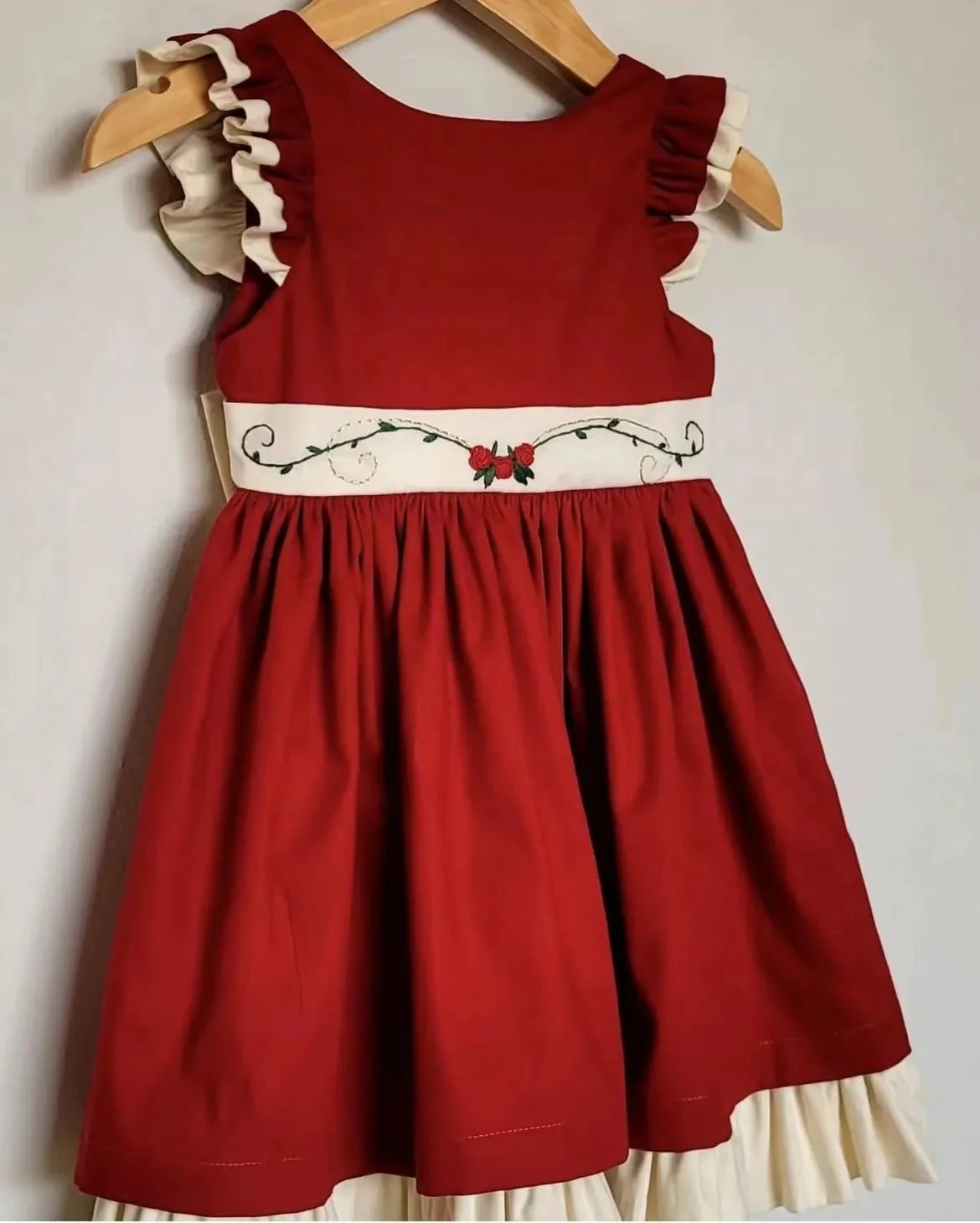 Летнее красное платье принцессы ручной работы с цветочной вышивкой