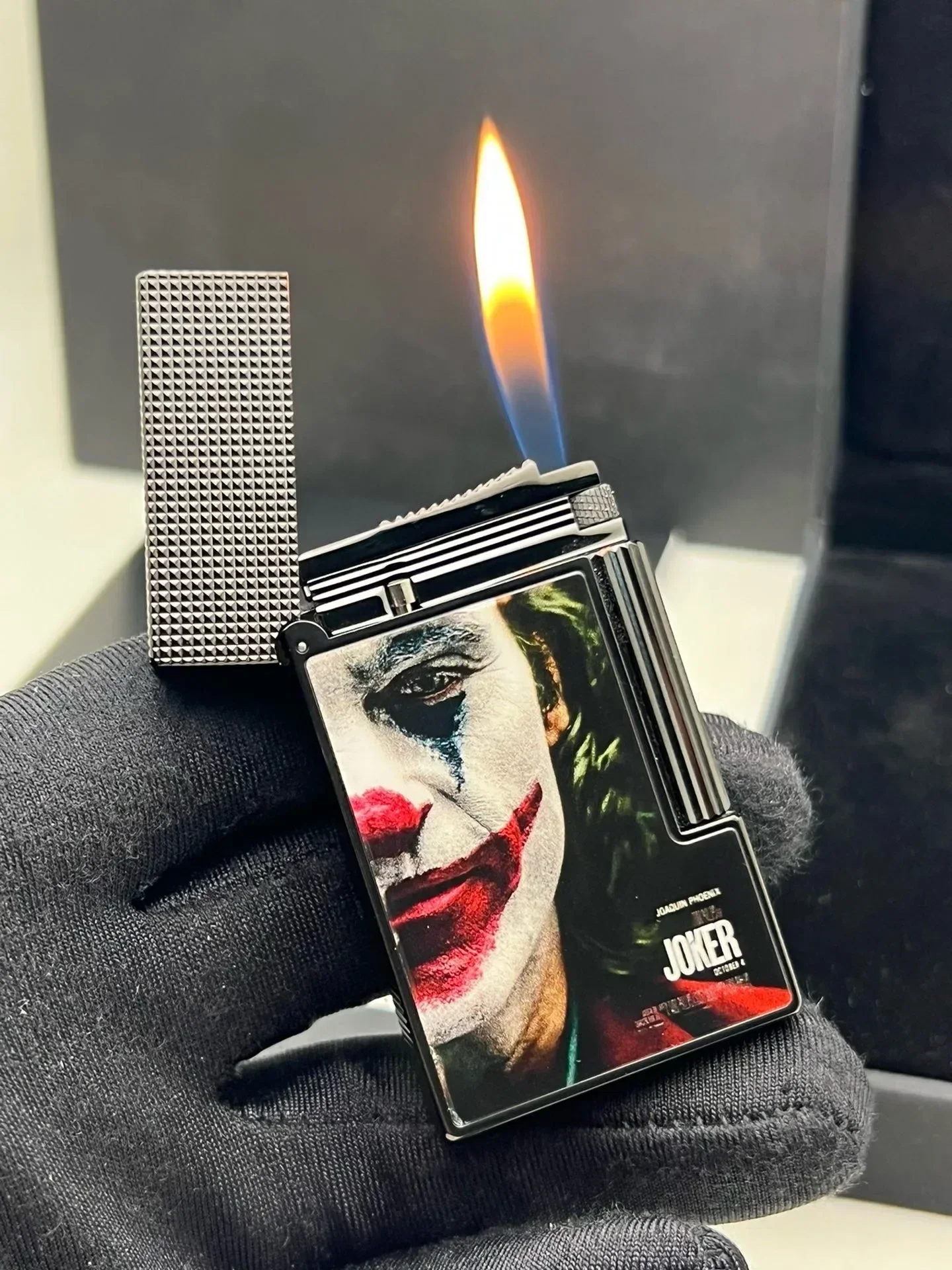 Зажигалка S.T.Dupont Joker поставляется с набором оригинальных аксессуаров верхней