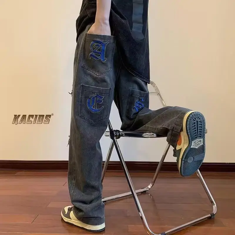 Рисунок 5 - Женские винтажные джинсы с вышивкой