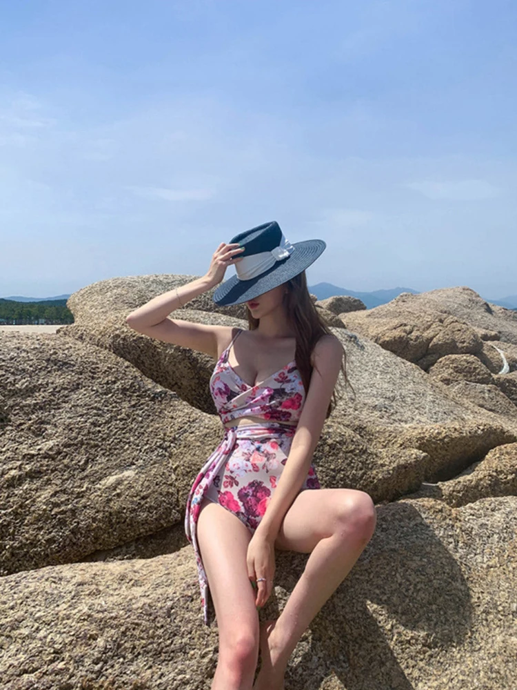 Модный трендовый купальник в Корейском стиле летний пикантный с разрезом и