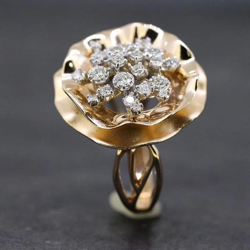 

Ofertas Golden Flower Point White Crystal Women's Ring Simple Natural Alloy For Anniversary Party Ring Jewelry Accessories