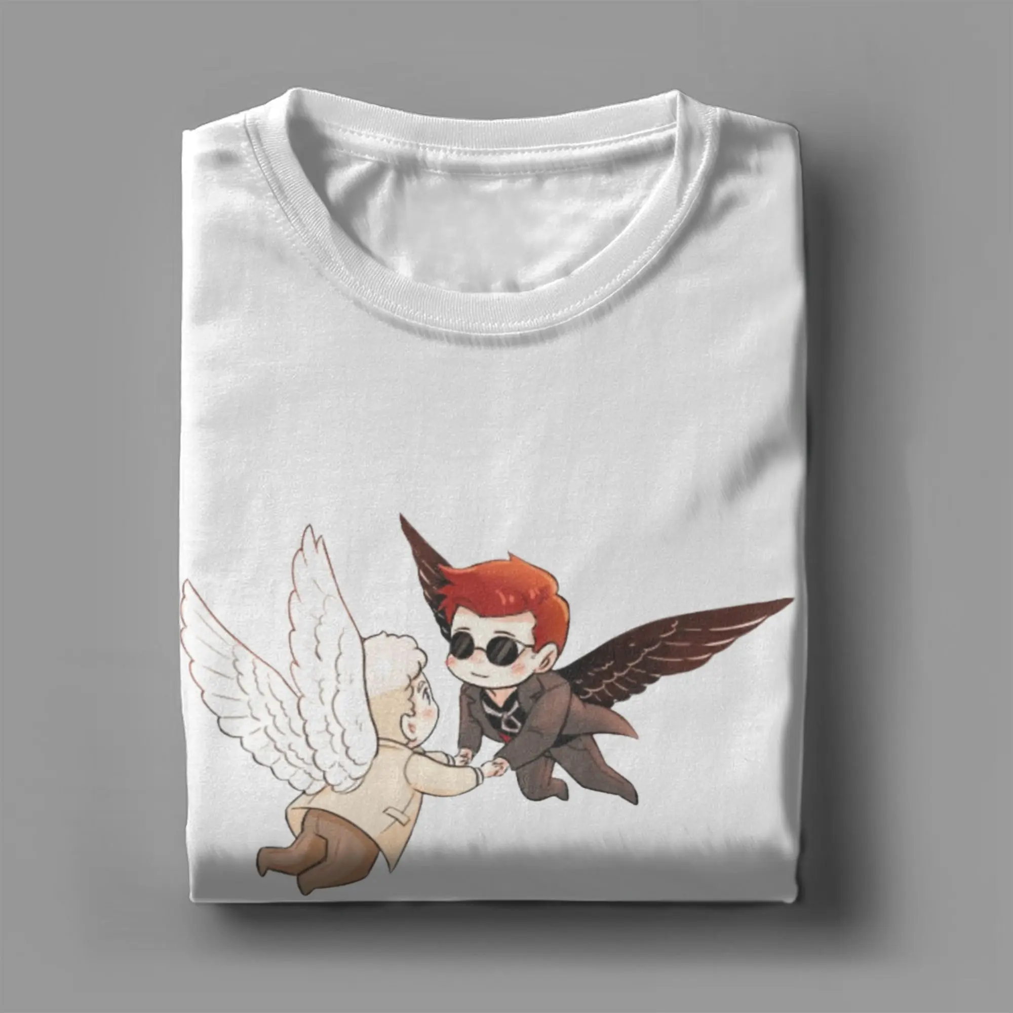 Фото Забавная футболка Good Omens для мужчин, футболки из чистого хлопка с круглым вырезом, футболка с короткими рукавами и изображением чиби, держащихся за руки, одежда больших размеров №4