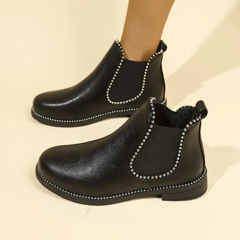 Женская обувь с заклепками и круглым носком на низком каблуке женские короткие