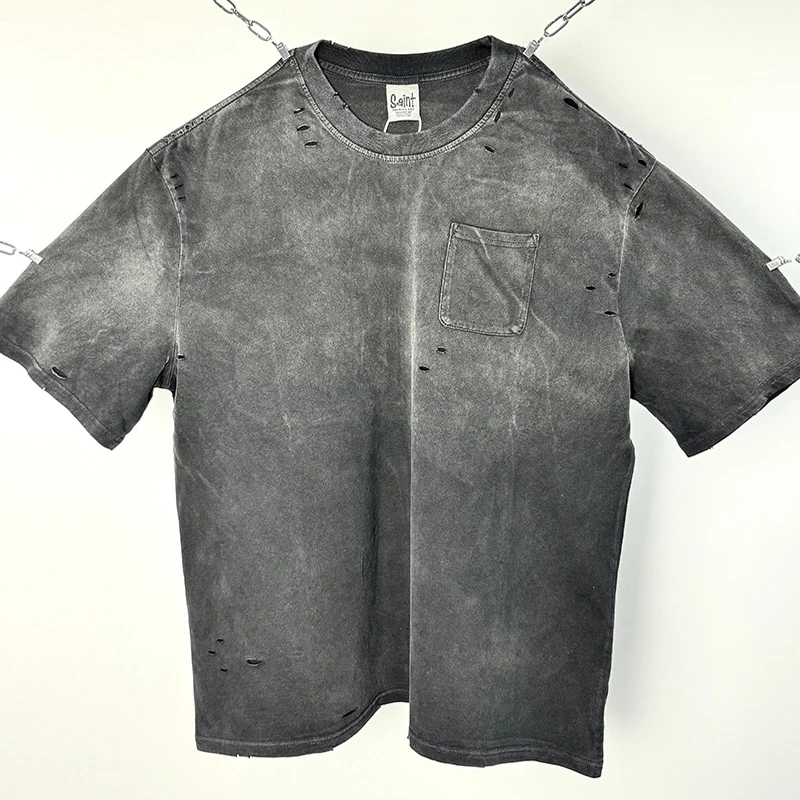 Винтажная потертая черная однотонная футболка с поврежденными отверстиями для