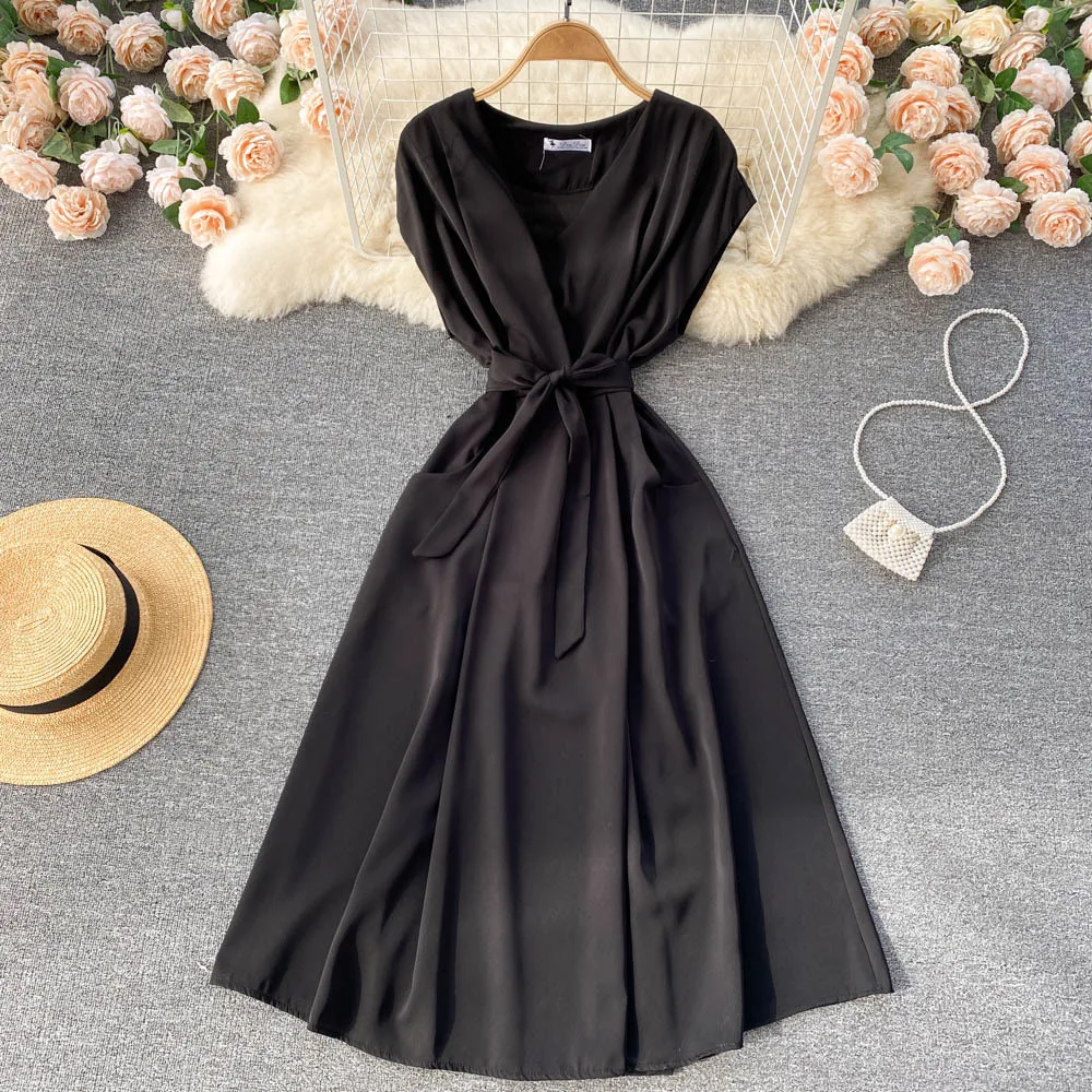 

Платье с V-образным вырезом и завязкой на талии