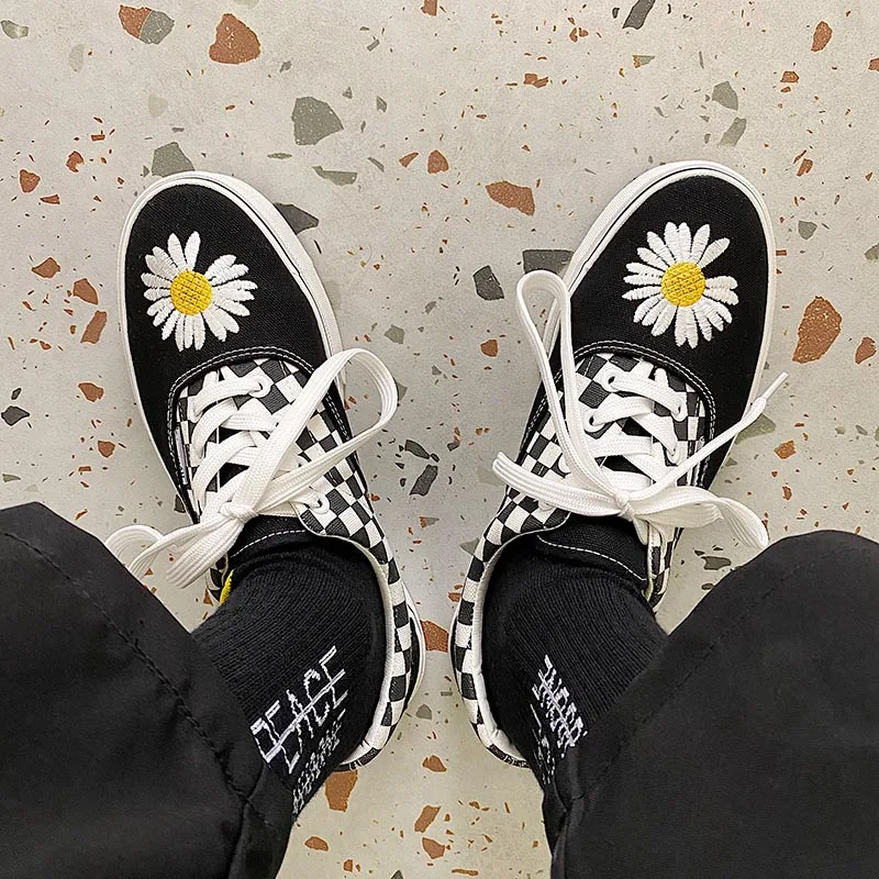 

2022 New Chrysanthemum canvas shoes for lovers Small Daisy canvas shoes for students fashion shoes board shoes for lovers