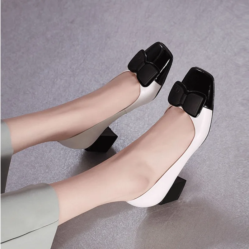 Маленькие кожаные туфли одного цвета с квадратной головкой и толстым каблуком