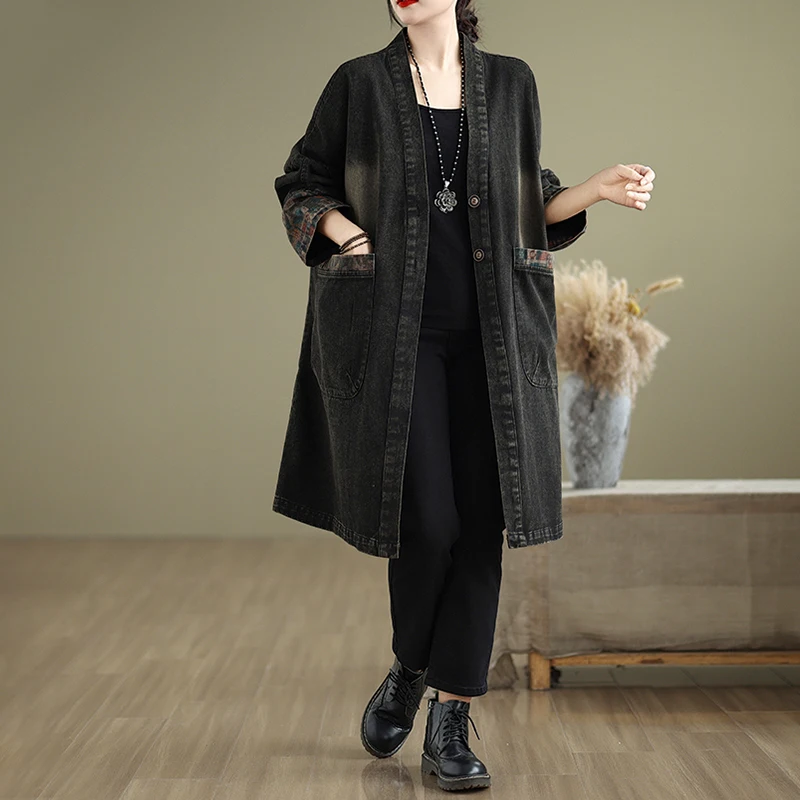 Женская джинсовая куртка с V-образным вырезом и большими карманами