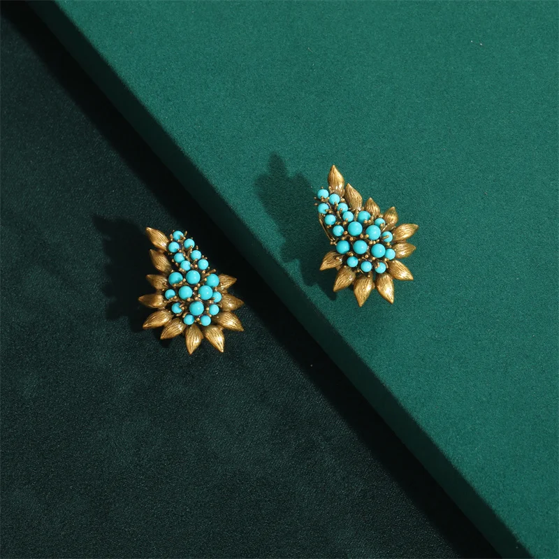 Винтажные серьги-гвоздики из бисера морского синего цвета с натуральными