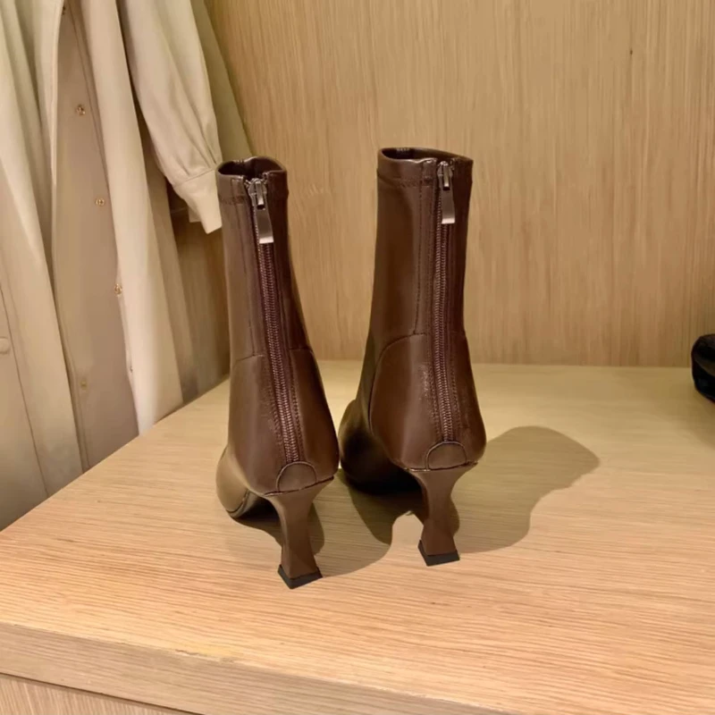 Женские ботильоны из натуральной кожи с острым носком на тонком высоком каблуке