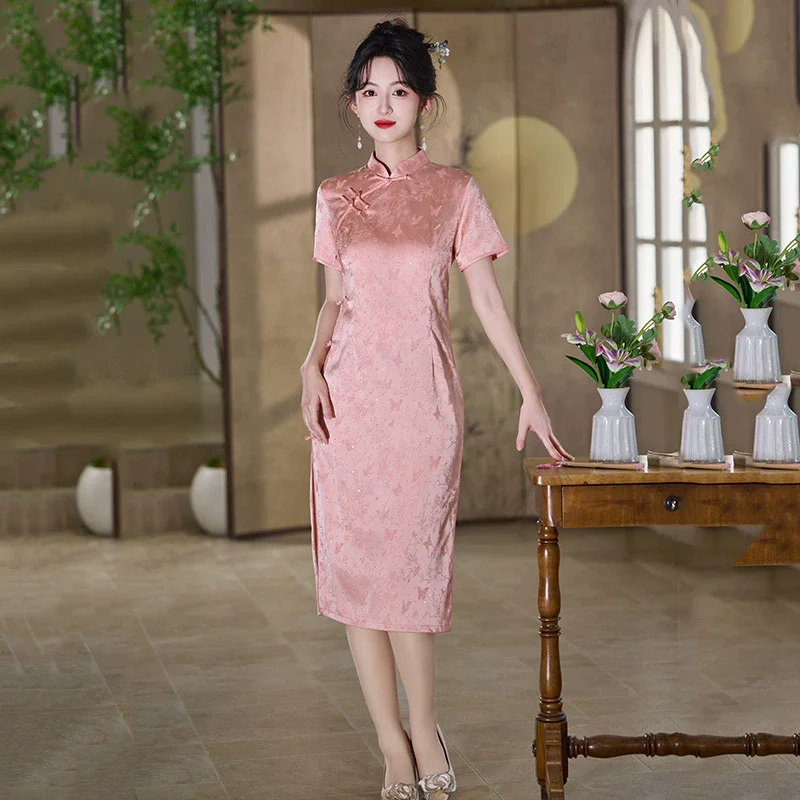 Фото Розовое платье Cheongsam средней длины в китайском стиле с горячим тиснением, молодежное платье 2025 года, новое женское облегающее вечернее платье в стиле ретро с короткими рукавами Qipao №4