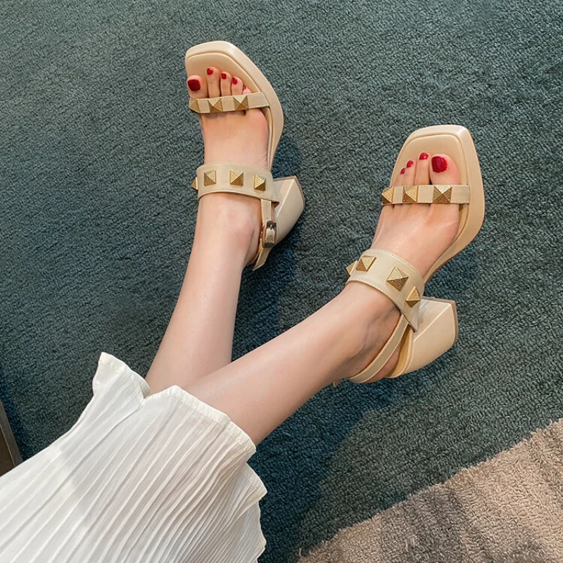2023 Explosive Leather Sexy Fashion Comfortable Waterproof Platform High Heel Rivet Sandals D582