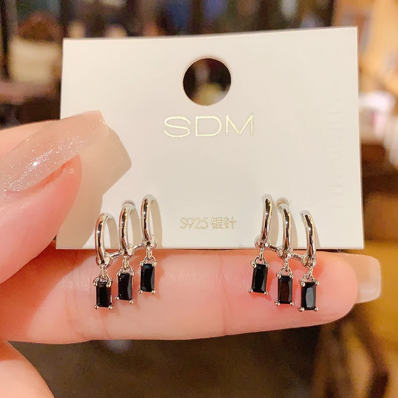 

2023 New Dark Zircon Sweet Cool Spice Girl Cold Wind Niche Design Sense Personality Metal Silver Needle Earring Accessories