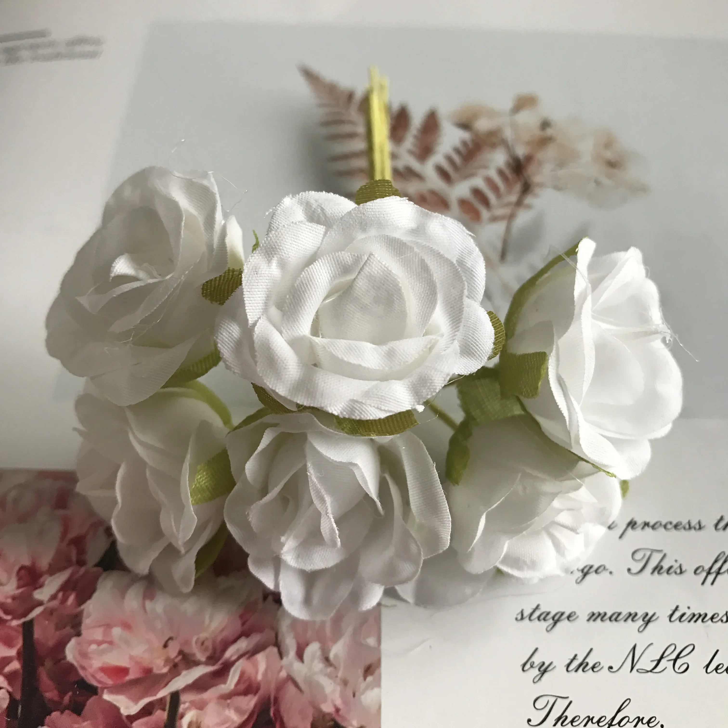 

Искусственные белые розы из шелка