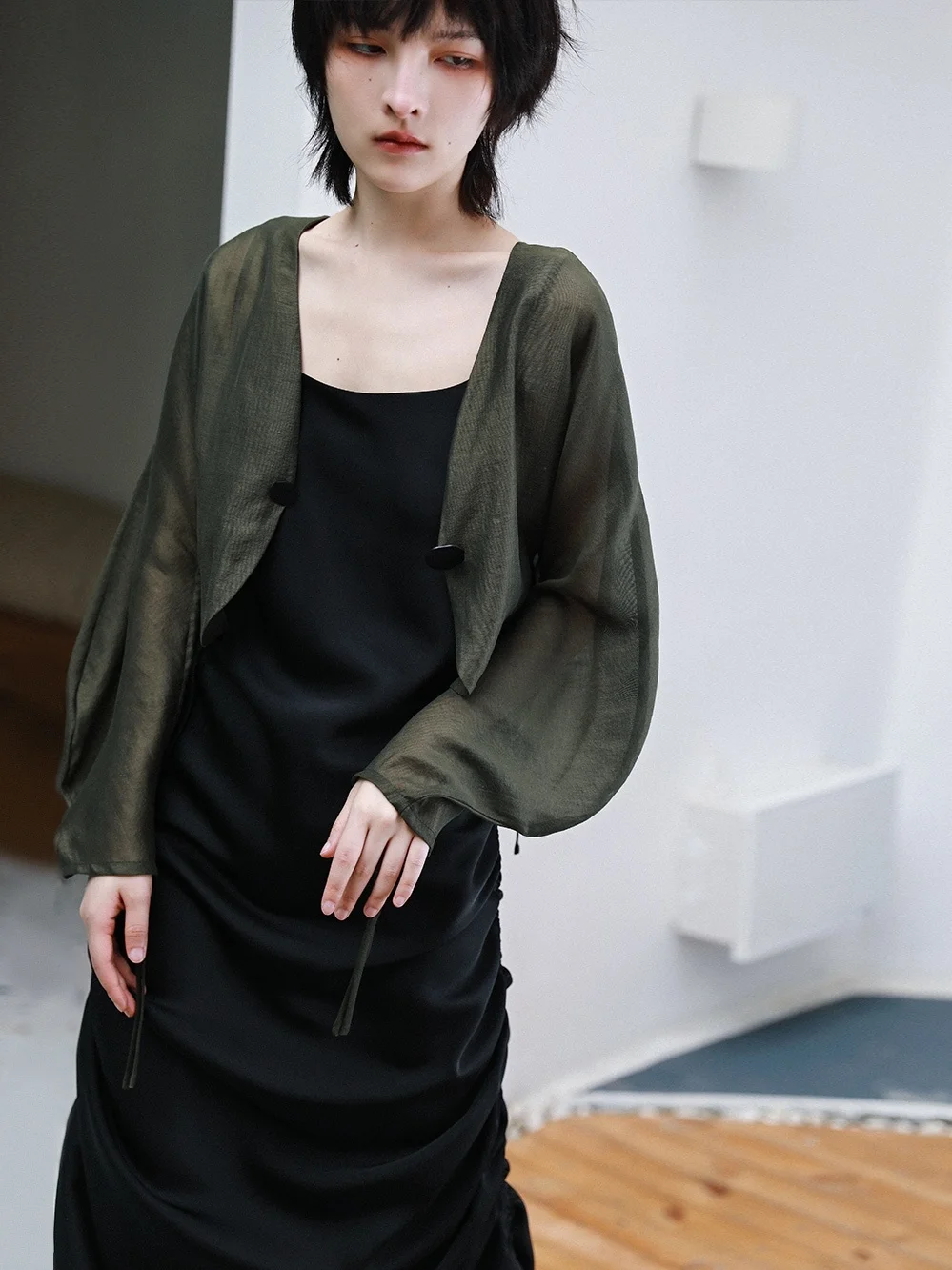 Женская льняная куртка с коротким рукавом на завязках