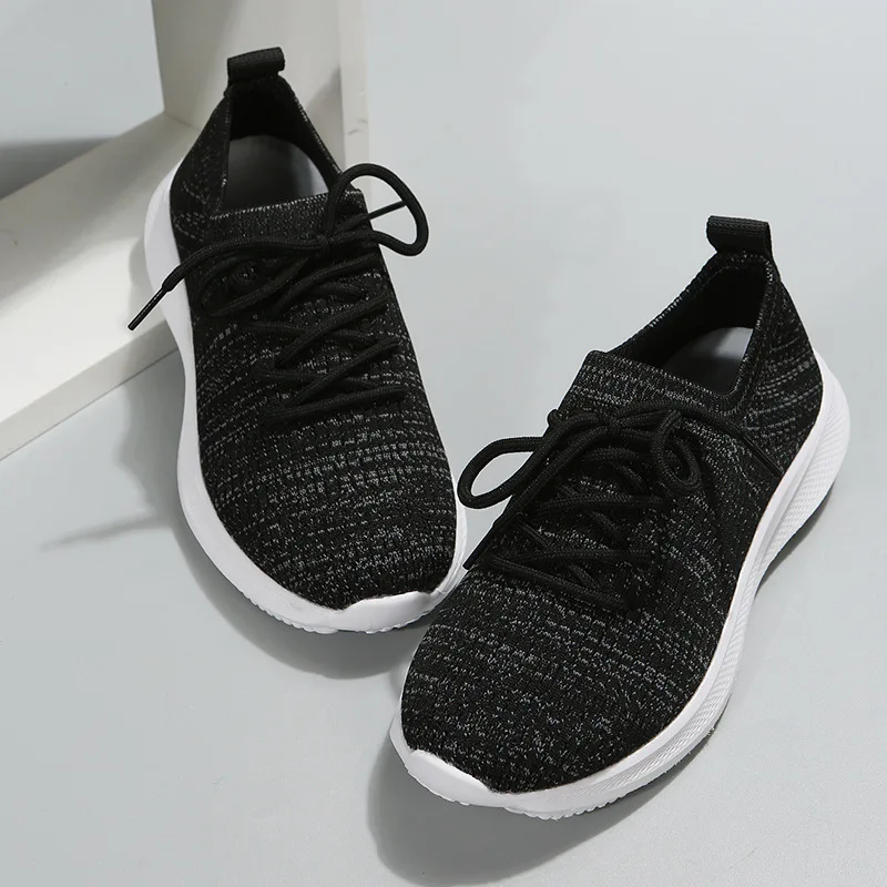 

Женские кроссовки с закрытым носком, на шнуровке