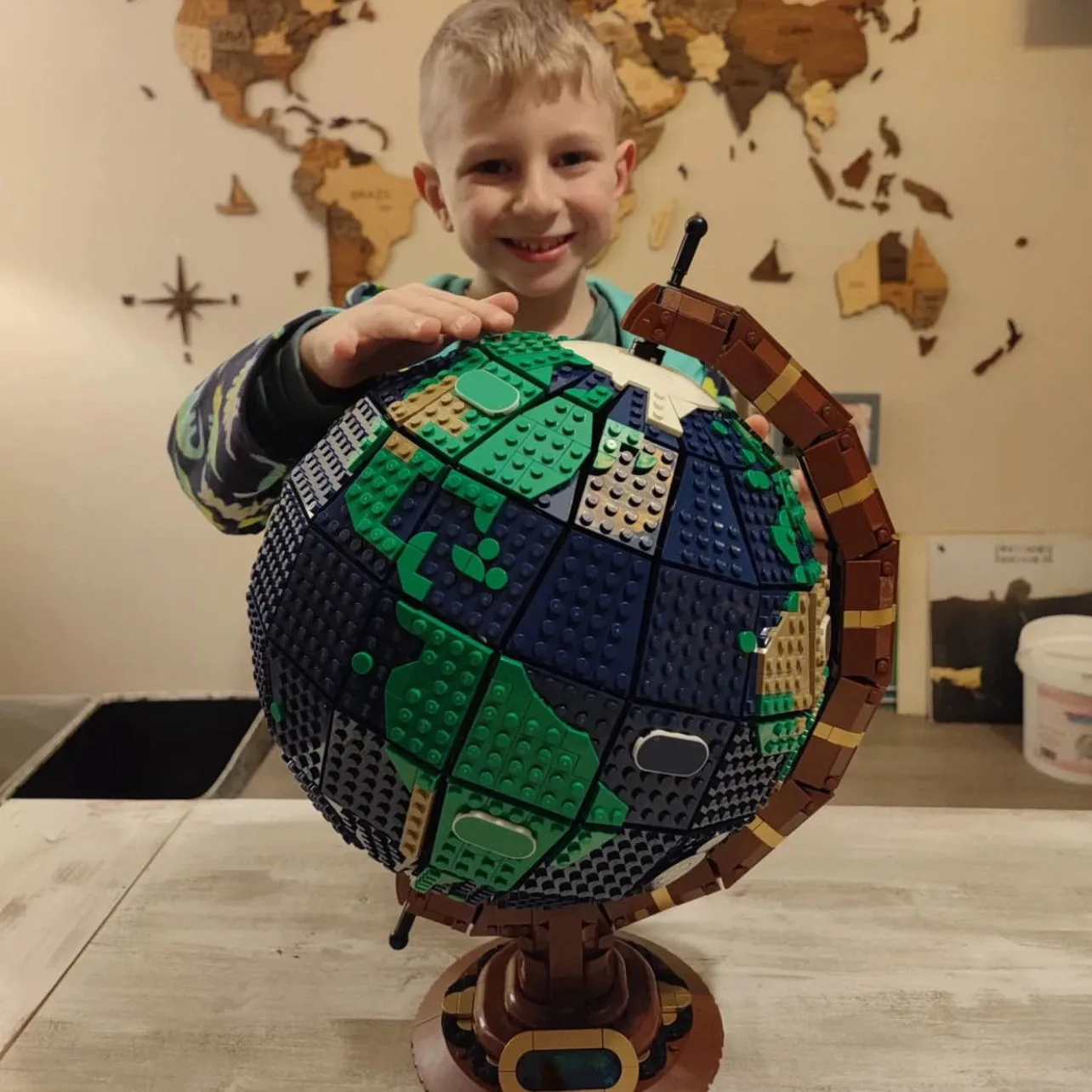 

Moc Bricks Globe Map 2585PCS Bricks Kit Model Compatible 21332 Ideas Assembly Building Blocks Toys For kids Boys Birthday Gifts