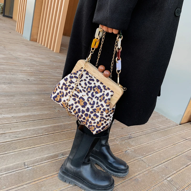 

Леопардовые замшевые дизайнерские сумки, высококачественные кошельки, роскошная сумка через плечо, модные клатчи с деревянной пряжкой для ...