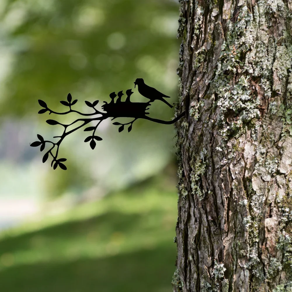 Очаровательное дерево на ветках с украшением в виде птичьего домика: прекрасный