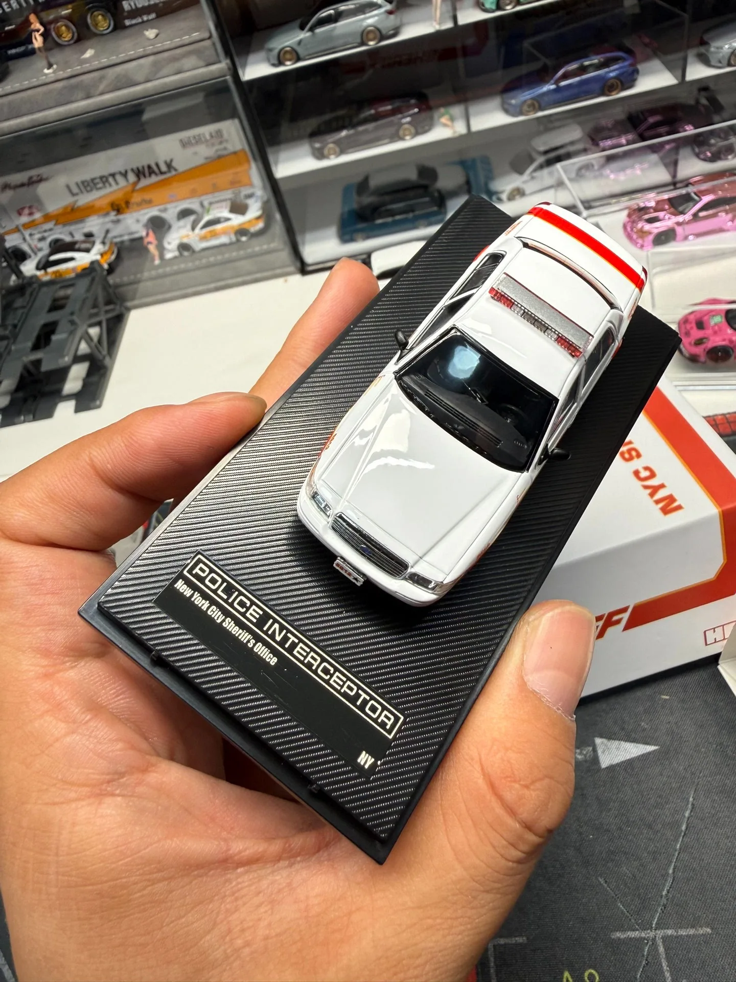Фото Металлическая модель полицейского автомобиля Ford Crown, масштаб 1:64, серия Diecast Rollin, полиция Нью-Йорка №2