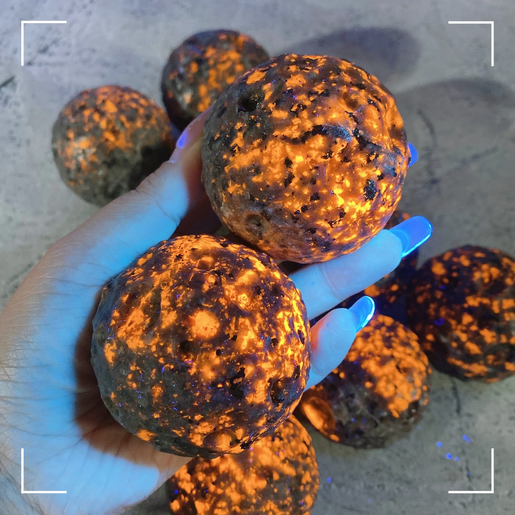 55-миллиметровая флуоресцентная Сфера Yooperlite Moon Fluoresce природное кристаллическое