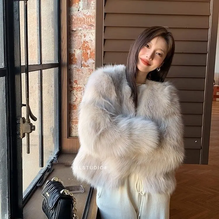 Рисунок 6 - Женское короткое пальто из лисьего меха