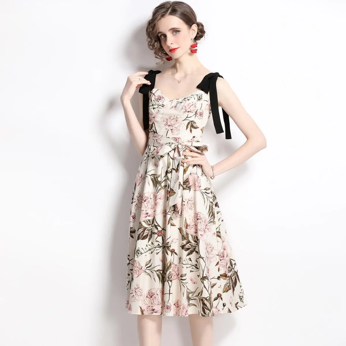 

Женское платье на бретельках с завышенной талией и принтом