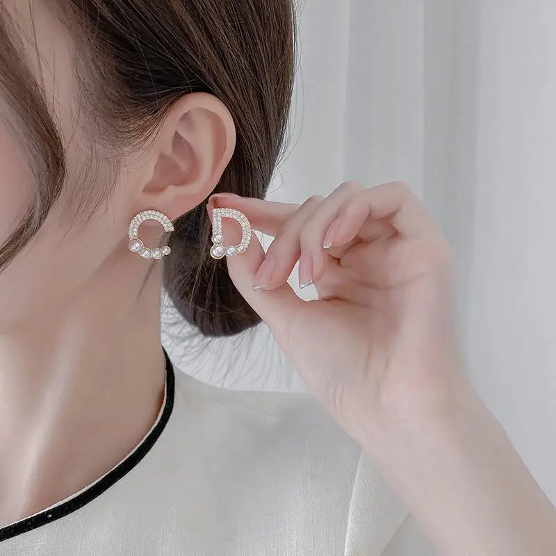 

CD Letter Pearl Earrings Female Tide Earrings Feel Light Luxury Letter Silver Needle Temperament Earrings
