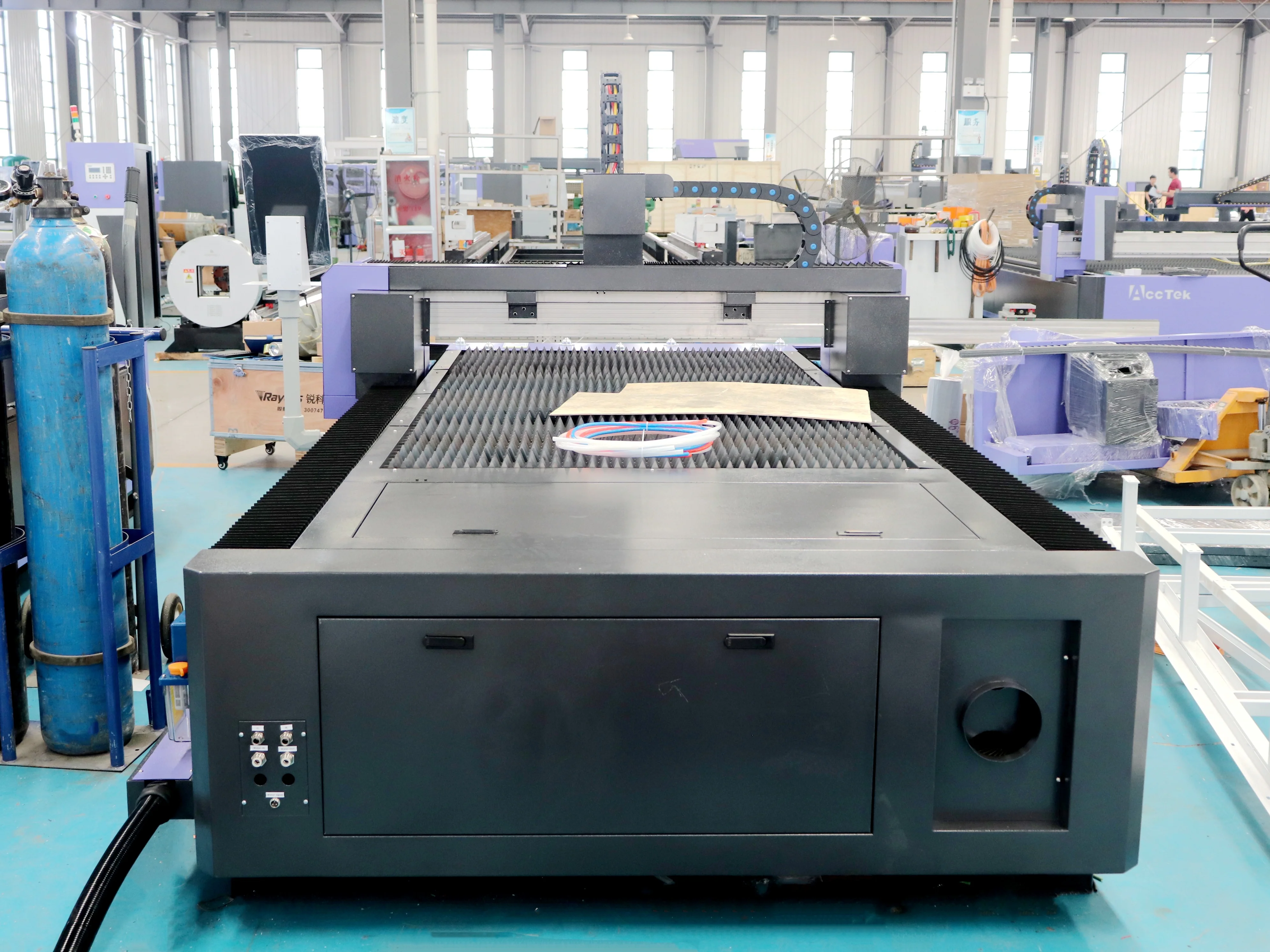 Китай AccTek AKJ1325F Станок для смешанной резки металла и неметаллов