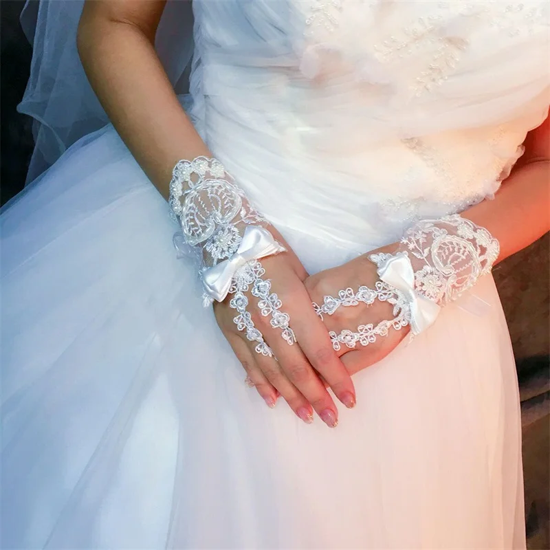 

Short Bridal Gloves with Bow Elegant White Wedding Accessories Brand New Fashionable Fingerless Beaded Wedding Gloves