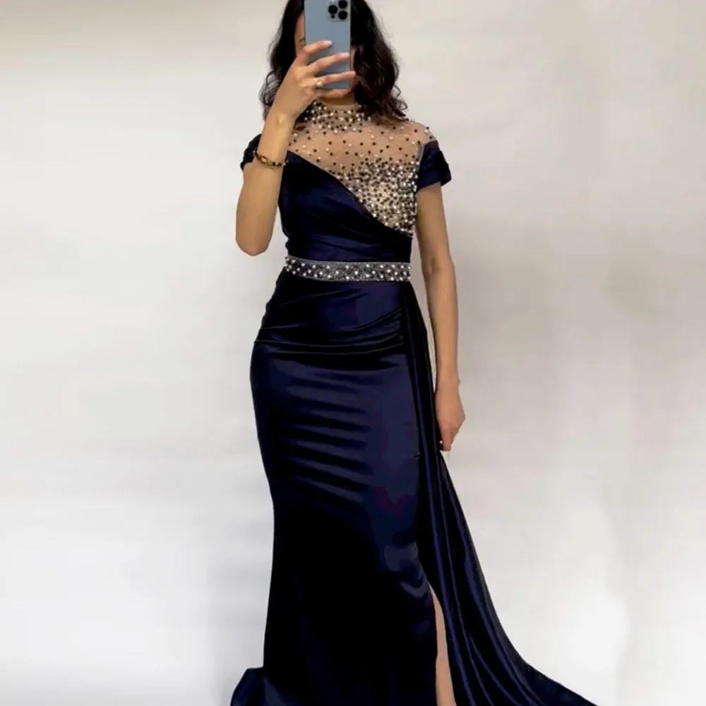 Платье вечернее темно-синее атласное с высоким воротником и короткими рукавами