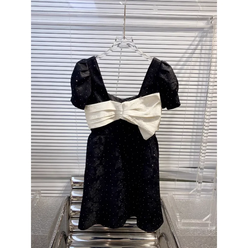 

Spring and Summer New High Women's Dress Quality Simple Temperament Versatile Black and White Color Collision Splicing Skirts