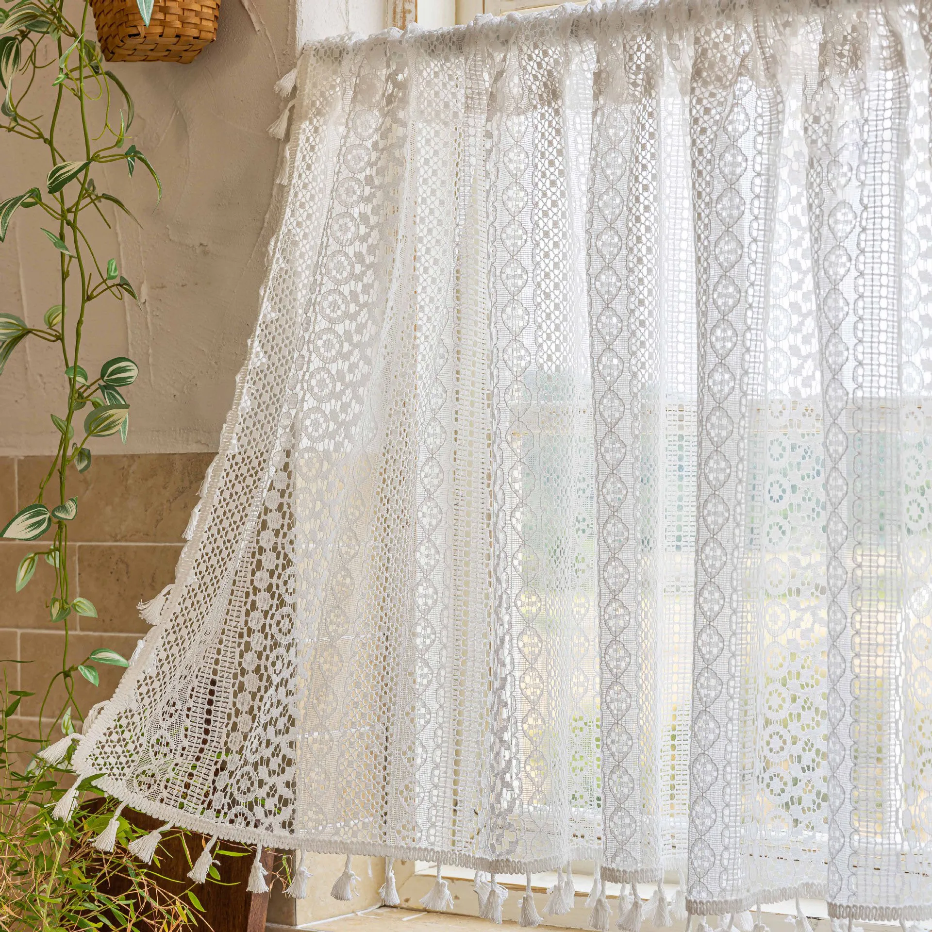 

Короткая полупрозрачная занавеска бохо из полиэстера