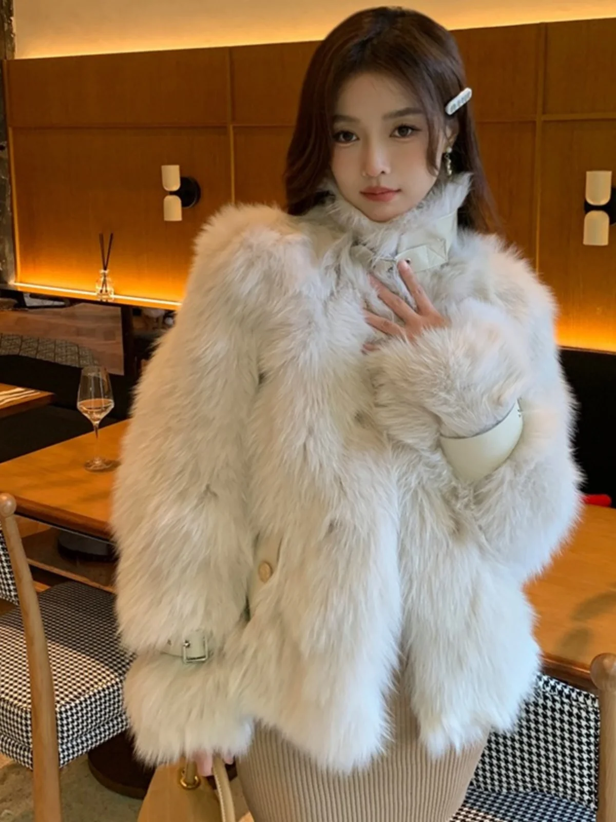 Верхняя одежда из лисьего меха для женщин 2024 зимняя новая мода популярное