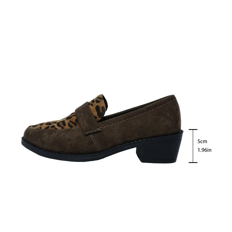 Замшевые лоферы на среднем каблуке с леопардовым принтом модная женская обувь