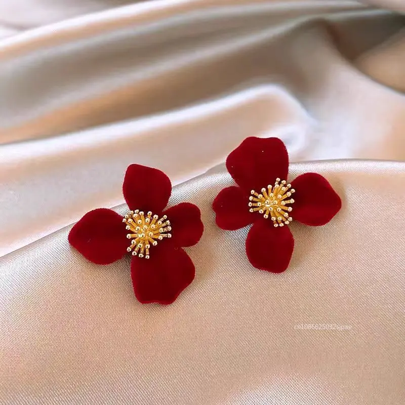 Красные бархатные серьги-гвоздики с розовым жемчугом