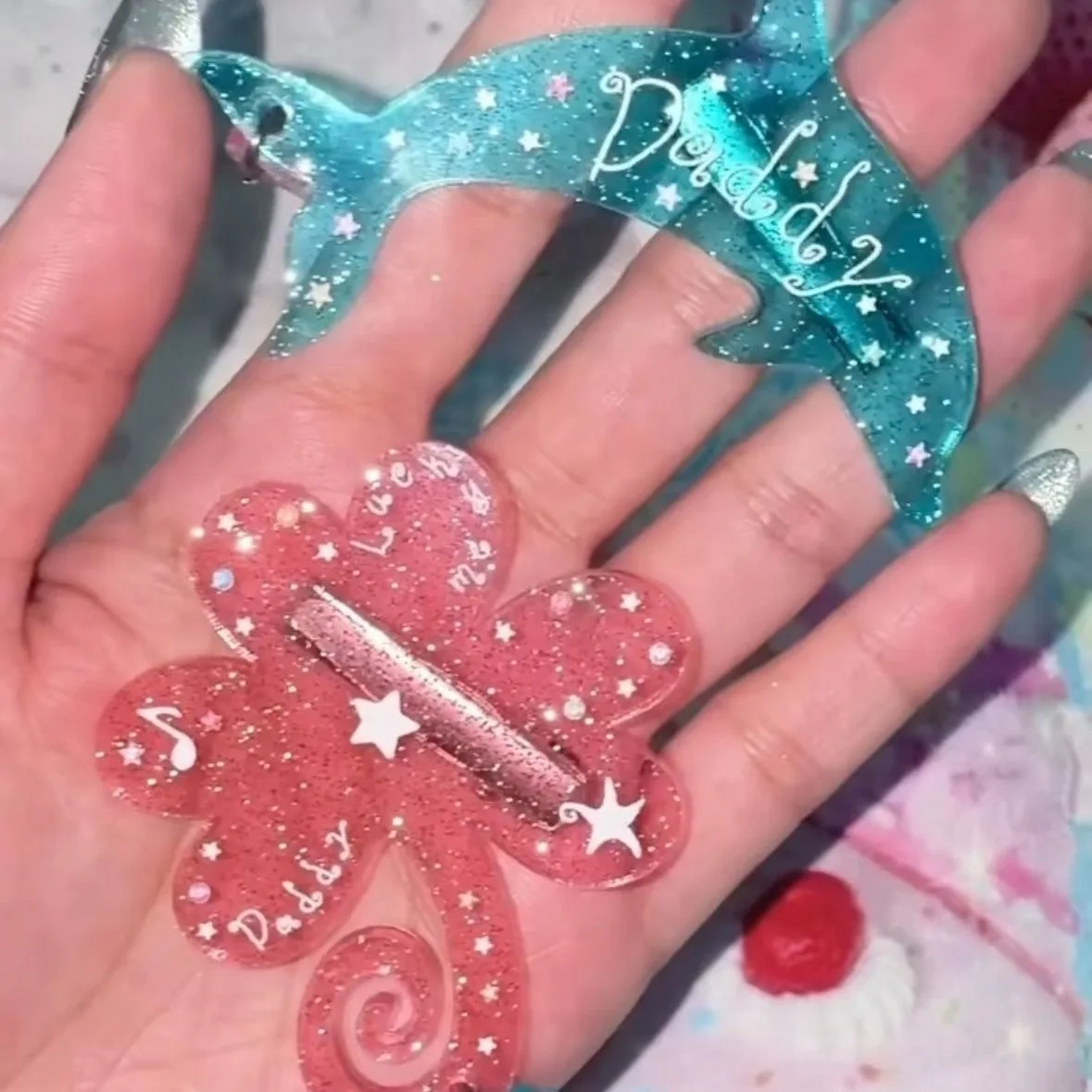 Фото Набор заколок для волос INS Dolphin Clover Animal для женщин: милые акриловые заколки с блестками и принтом в виде звезд, украшения для волос №1