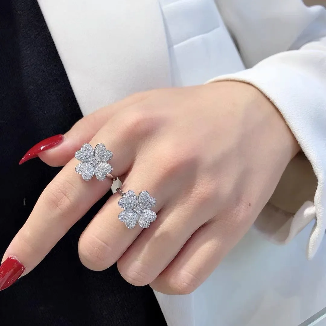 

Женское кольцо из серебра 925 пробы с драгоценными камнями