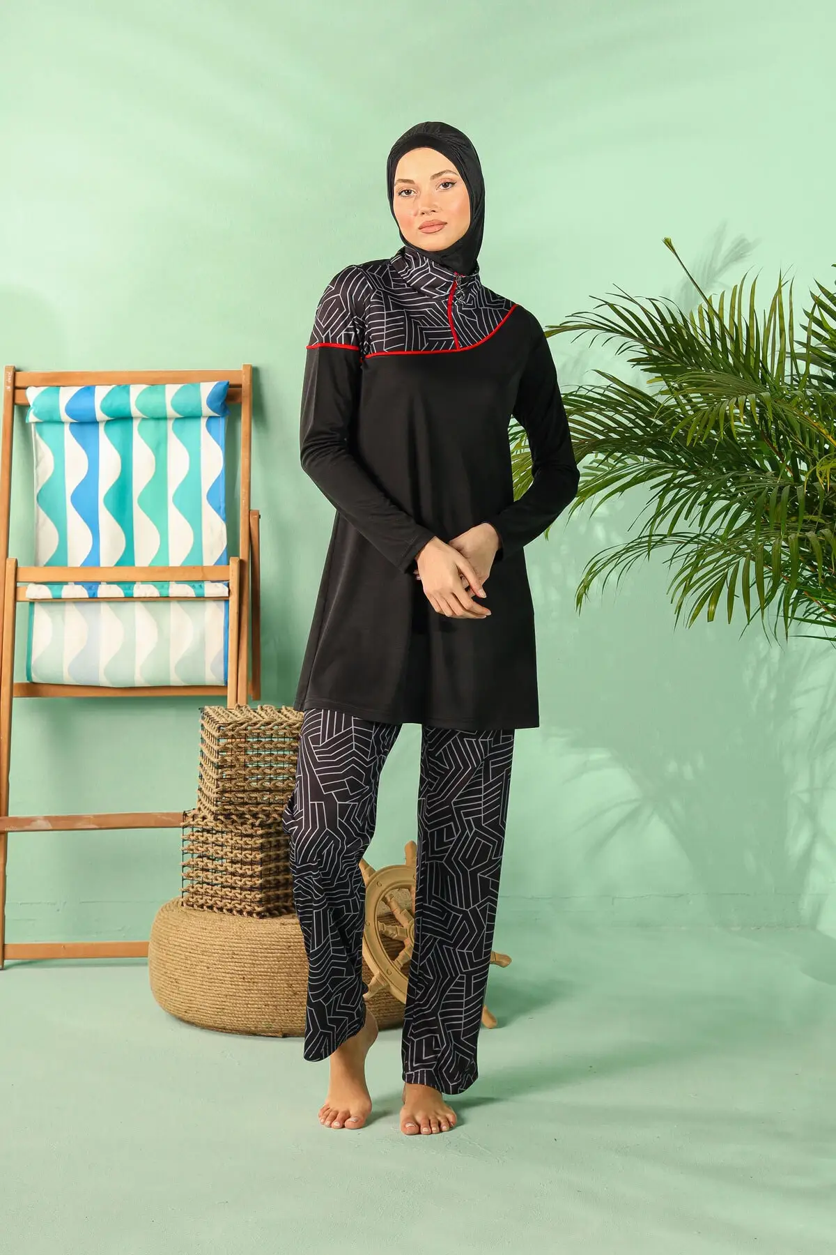 

Купальник в черно-белую полоску, с узором