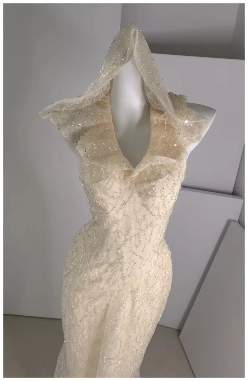 Абрикосовое сетчатое платье с капюшоном женское расклешенное пайетками