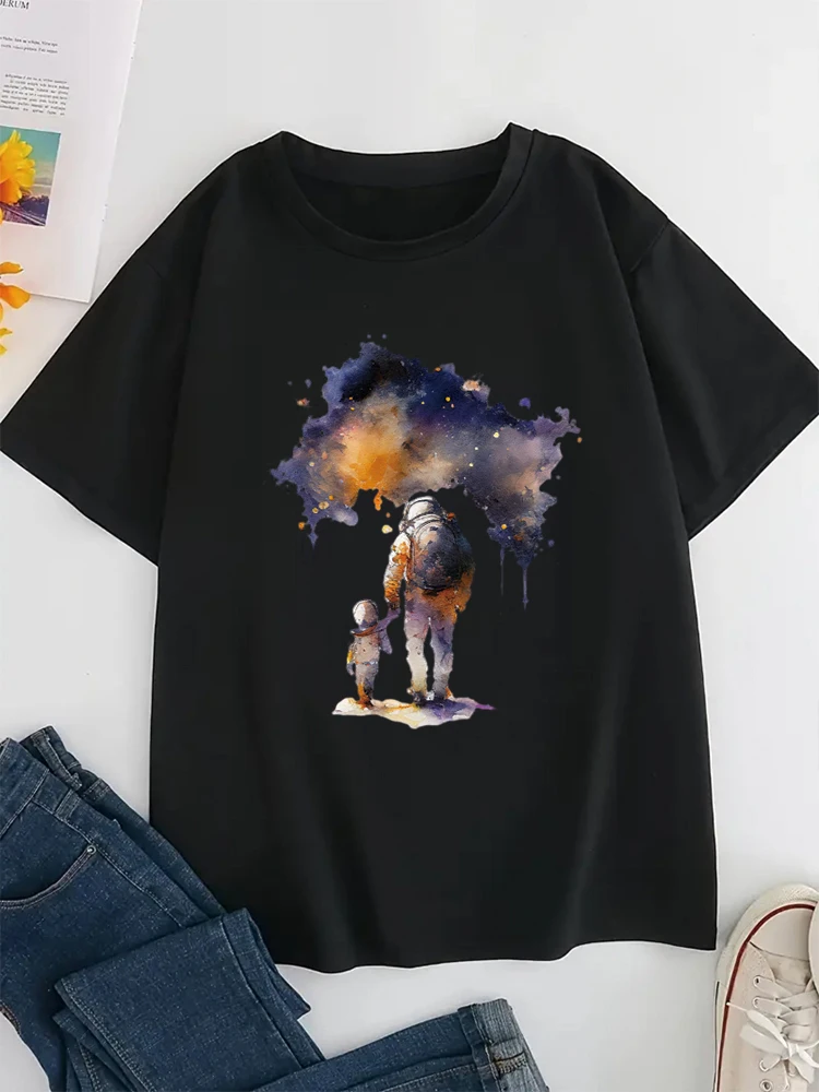 Футболка женская с принтом астронавта отца сына звездного неба