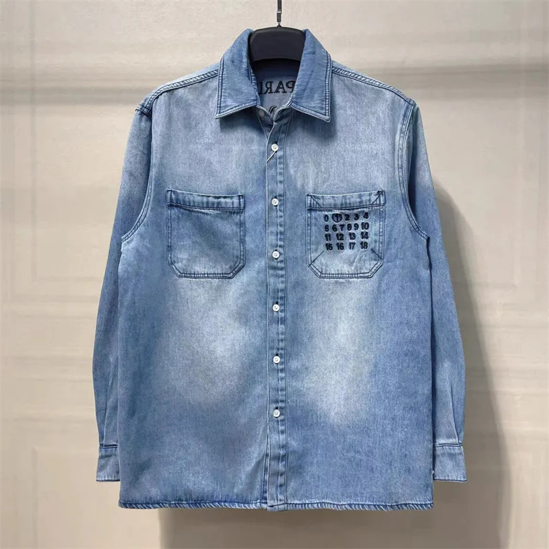 

Джинсовая рубашка MM6 с вышивкой надписями и кручеными пуговицами, японская джинсовая рубашка ярко-синего цвета